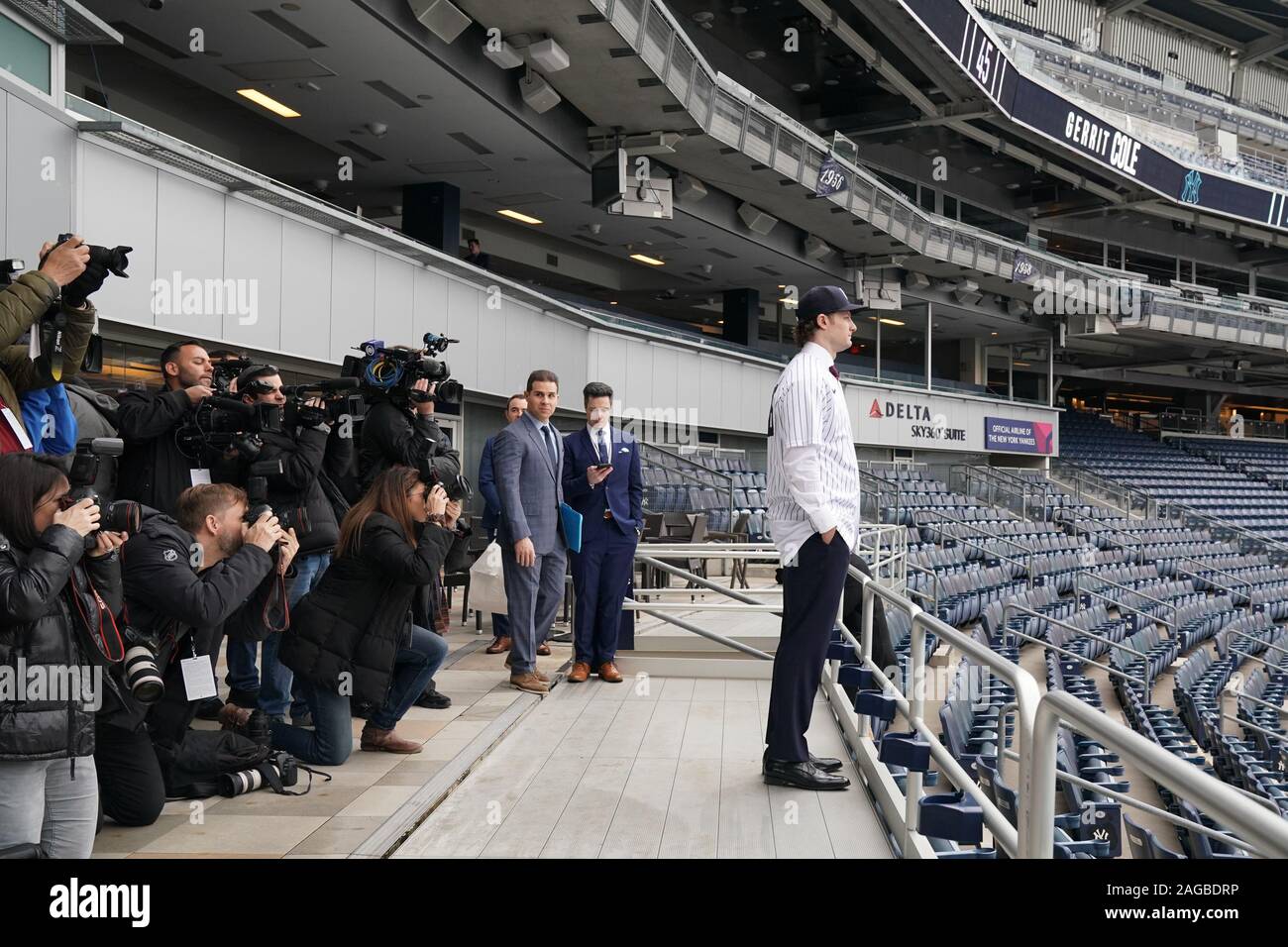 Bronx, Stati Uniti. Xviii Dicembre, 2019. Gerrit Cole guarda oltre lo Yankee Stadium di New York Yankees tenere una conferenza stampa di presentazione del loro nuovo $324 milioni brocca Gerrit Cole allo Yankee Stadium di New York City il Mercoledì, 18 dicembre 2019. È il più grande contratto di baseball di sempre in termini di valore medio annuo a $36 milioni. Foto di Bryan Smith/UPI Credito: UPI/Alamy Live News Foto Stock