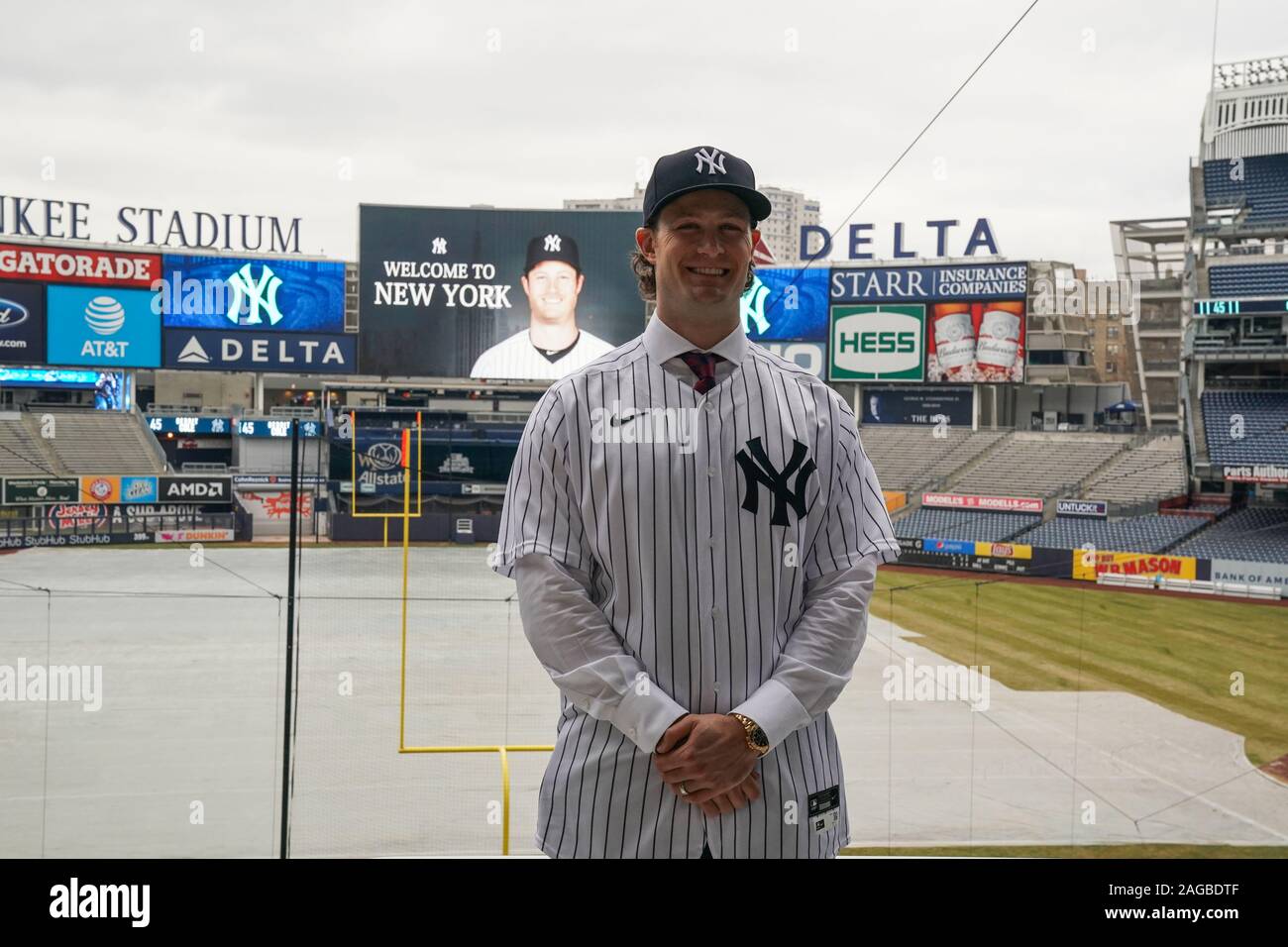 Bronx, Stati Uniti. Xviii Dicembre, 2019. Gerrit Cole guarda oltre lo Yankee Stadium di New York Yankees tenere una conferenza stampa di presentazione del loro nuovo $324 milioni brocca Gerrit Cole allo Yankee Stadium di New York City il Mercoledì, 18 dicembre 2019. È il più grande contratto di baseball di sempre in termini di valore medio annuo a $36 milioni. Foto di Bryan Smith/UPI Credito: UPI/Alamy Live News Foto Stock