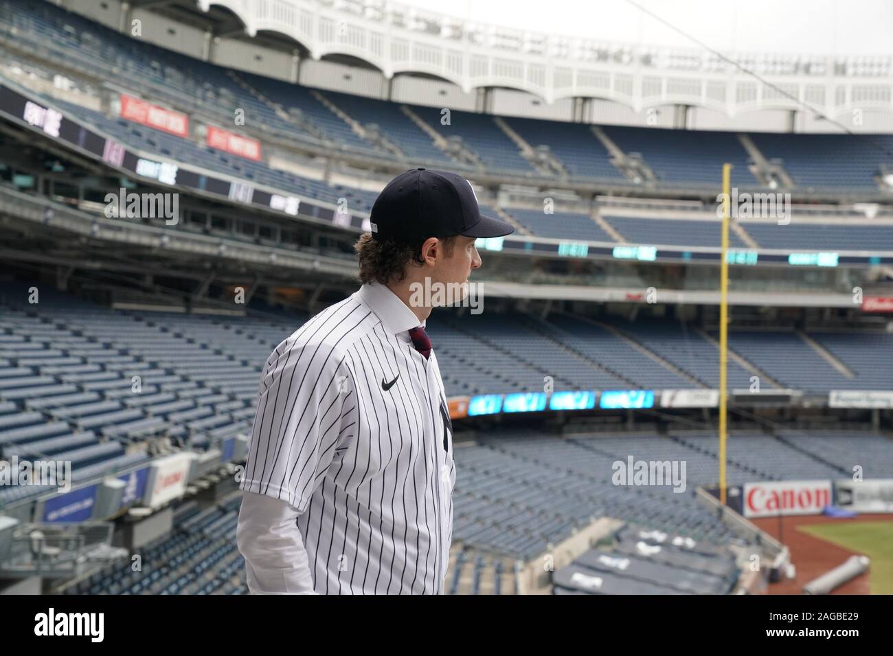 Bronx, Stati Uniti. Xviii Dicembre, 2019. Gerrit Cole guarda oltre lo Yankee Stadium di New York Yankees tenere una conferenza stampa di presentazione del loro nuovo $324 milioni brocca Gerrit Cole allo Yankee Stadium di New York City il Mercoledì, 18 dicembre 2019. È il più grande contratto di baseball di sempre in termini di valore medio annuo a $36 milioni. Foto di Bryan Smith/UPI Credito: UPI/Alamy Live News Foto Stock