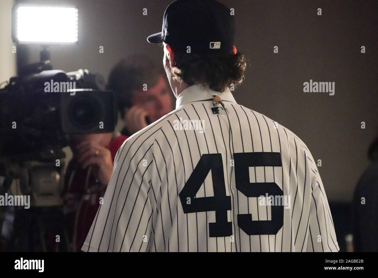Bronx, Stati Uniti. Xviii Dicembre, 2019. Gerrit Cole parla ai media come i New York Yankees tenere una conferenza stampa di presentazione del loro nuovo $324 milioni brocca Gerrit Cole allo Yankee Stadium di New York City il Mercoledì, 18 dicembre 2019. È il più grande contratto di baseball di sempre in termini di valore medio annuo a $36 milioni. Foto di Bryan Smith/UPI Credito: UPI/Alamy Live News Foto Stock