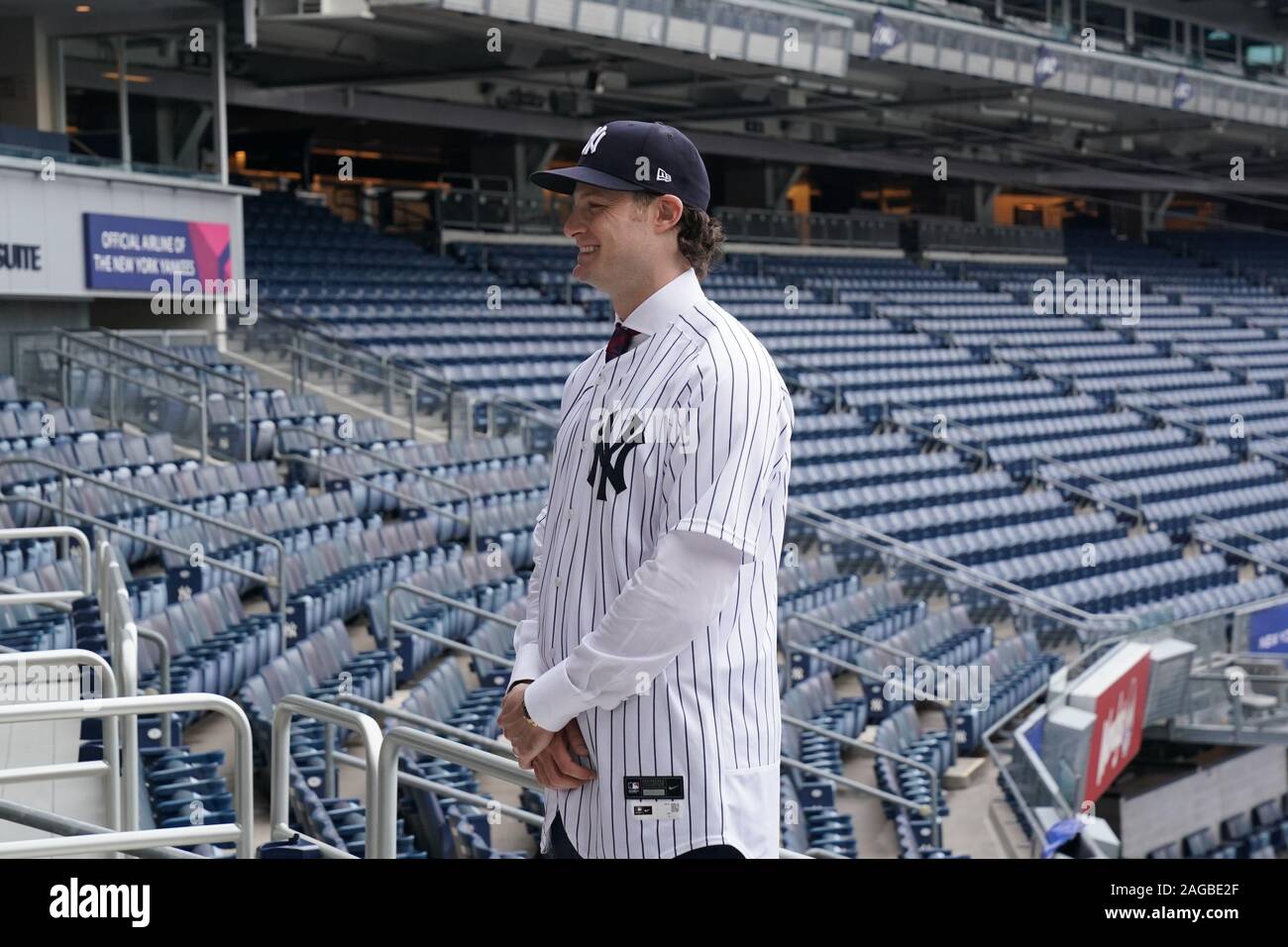 Bronx, Stati Uniti. Xviii Dicembre, 2019. Gerrit Cole guarda oltre lo Yankee Stadium di New York Yankees tenere una conferenza stampa di presentazione del loro nuovo $324 milioni brocca Gerrit Cole allo Yankee Stadium di New York City il Mercoledì, 18 dicembre 2019. È il più grande contratto di baseball di sempre in termini di valore medio annuo a $36 milioni. Foto di Bryan Smith/UPI Credito: UPI/Alamy Live News Foto Stock