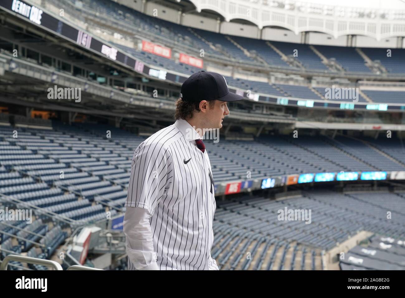 Bronx, Stati Uniti. Xviii Dicembre, 2019. Gerrit Cole guarda oltre lo Yankee Stadium di New York Yankees tenere una conferenza stampa di presentazione del loro nuovo $324 milioni brocca Gerrit Cole allo Yankee Stadium di New York City il Mercoledì, 18 dicembre 2019. È il più grande contratto di baseball di sempre in termini di valore medio annuo a $36 milioni. Foto di Bryan Smith/UPI Credito: UPI/Alamy Live News Foto Stock