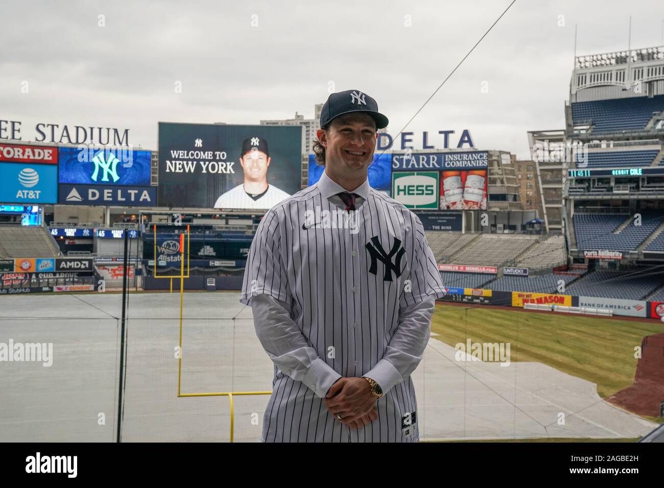 Bronx, Stati Uniti. Xviii Dicembre, 2019. Gerrit Cole guarda oltre lo Yankee Stadium di New York Yankees tenere una conferenza stampa di presentazione del loro nuovo $324 milioni brocca Gerrit Cole allo Yankee Stadium di New York City il Mercoledì, 18 dicembre 2019. È il più grande contratto di baseball di sempre in termini di valore medio annuo a $36 milioni. Foto di Bryan Smith/UPI Credito: UPI/Alamy Live News Foto Stock