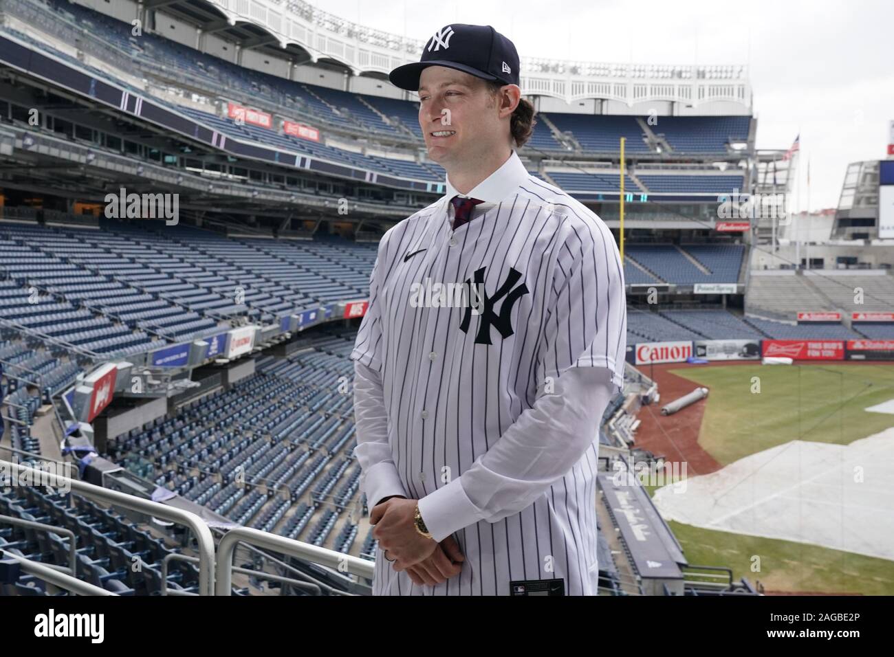 Bronx, Stati Uniti. Xviii Dicembre, 2019. Gerrit Cole guarda oltre lo Yankee Stadium di New York Yankees tenere una conferenza stampa di presentazione del loro nuovo $324 milioni brocca Gerrit Cole allo Yankee Stadium di New York City il Mercoledì, 18 dicembre 2019. È il più grande contratto di baseball di sempre in termini di valore medio annuo a $36 milioni. Foto di Bryan Smith/UPI Credito: UPI/Alamy Live News Foto Stock