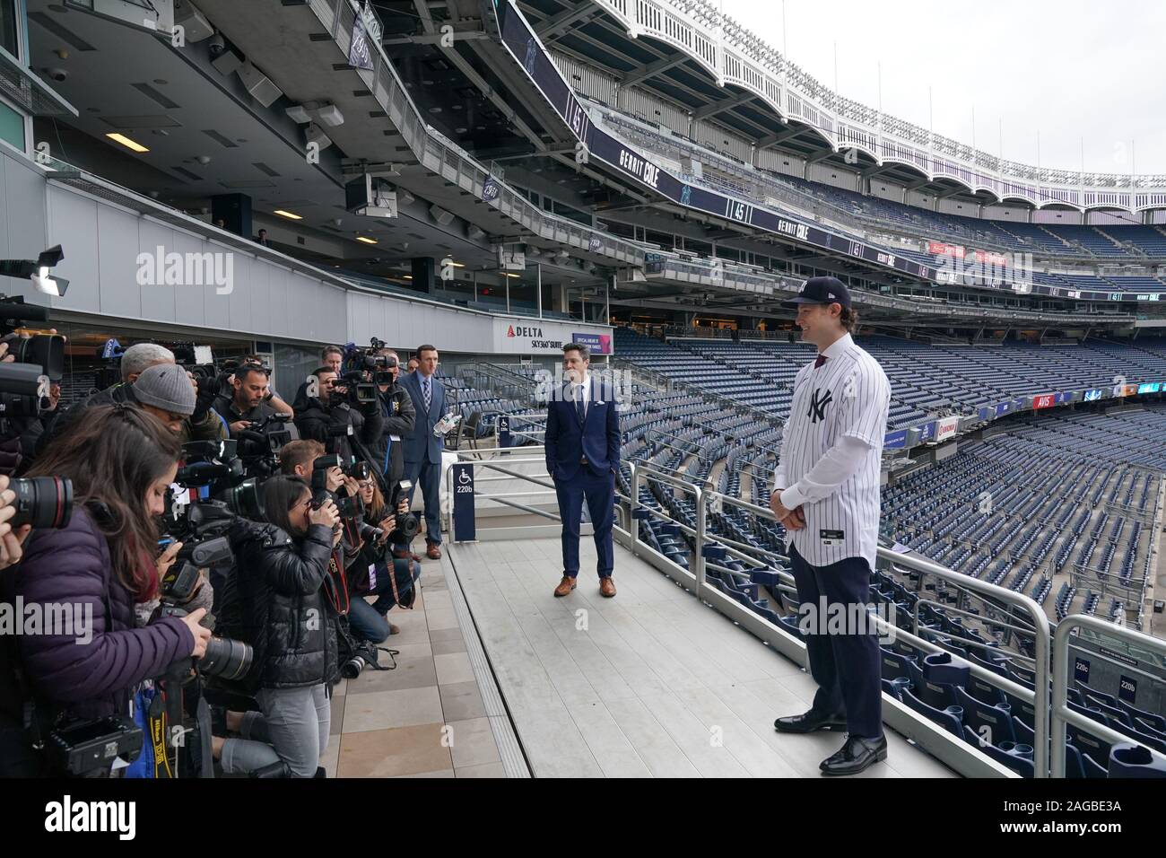 Bronx, Stati Uniti. Xviii Dicembre, 2019. Gerrit Cole guarda oltre lo Yankee Stadium di New York Yankees tenere una conferenza stampa di presentazione del loro nuovo $324 milioni brocca Gerrit Cole allo Yankee Stadium di New York City il Mercoledì, 18 dicembre 2019. È il più grande contratto di baseball di sempre in termini di valore medio annuo a $36 milioni. Foto di Bryan Smith/UPI Credito: UPI/Alamy Live News Foto Stock