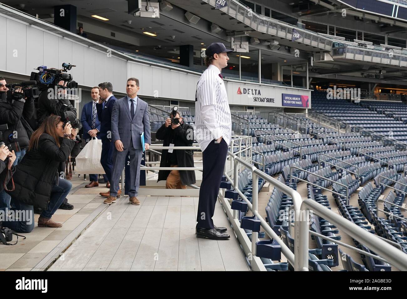 Bronx, Stati Uniti. Xviii Dicembre, 2019. Gerrit Cole guarda oltre lo Yankee Stadium di New York Yankees tenere una conferenza stampa di presentazione del loro nuovo $324 milioni brocca Gerrit Cole allo Yankee Stadium di New York City il Mercoledì, 18 dicembre 2019. È il più grande contratto di baseball di sempre in termini di valore medio annuo a $36 milioni. Foto di Bryan Smith/UPI Credito: UPI/Alamy Live News Foto Stock