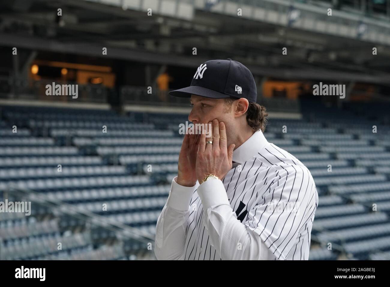Bronx, Stati Uniti. Xviii Dicembre, 2019. Gerrit Cole guarda oltre lo Yankee Stadium di New York Yankees tenere una conferenza stampa di presentazione del loro nuovo $324 milioni brocca Gerrit Cole allo Yankee Stadium di New York City il Mercoledì, 18 dicembre 2019. È il più grande contratto di baseball di sempre in termini di valore medio annuo a $36 milioni. Foto di Bryan Smith/UPI Credito: UPI/Alamy Live News Foto Stock