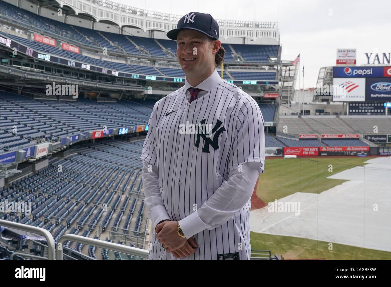 Bronx, Stati Uniti. Xviii Dicembre, 2019. Gerrit Cole guarda oltre lo Yankee Stadium di New York Yankees tenere una conferenza stampa di presentazione del loro nuovo $324 milioni brocca Gerrit Cole allo Yankee Stadium di New York City il Mercoledì, 18 dicembre 2019. È il più grande contratto di baseball di sempre in termini di valore medio annuo a $36 milioni. Foto di Bryan Smith/UPI Credito: UPI/Alamy Live News Foto Stock