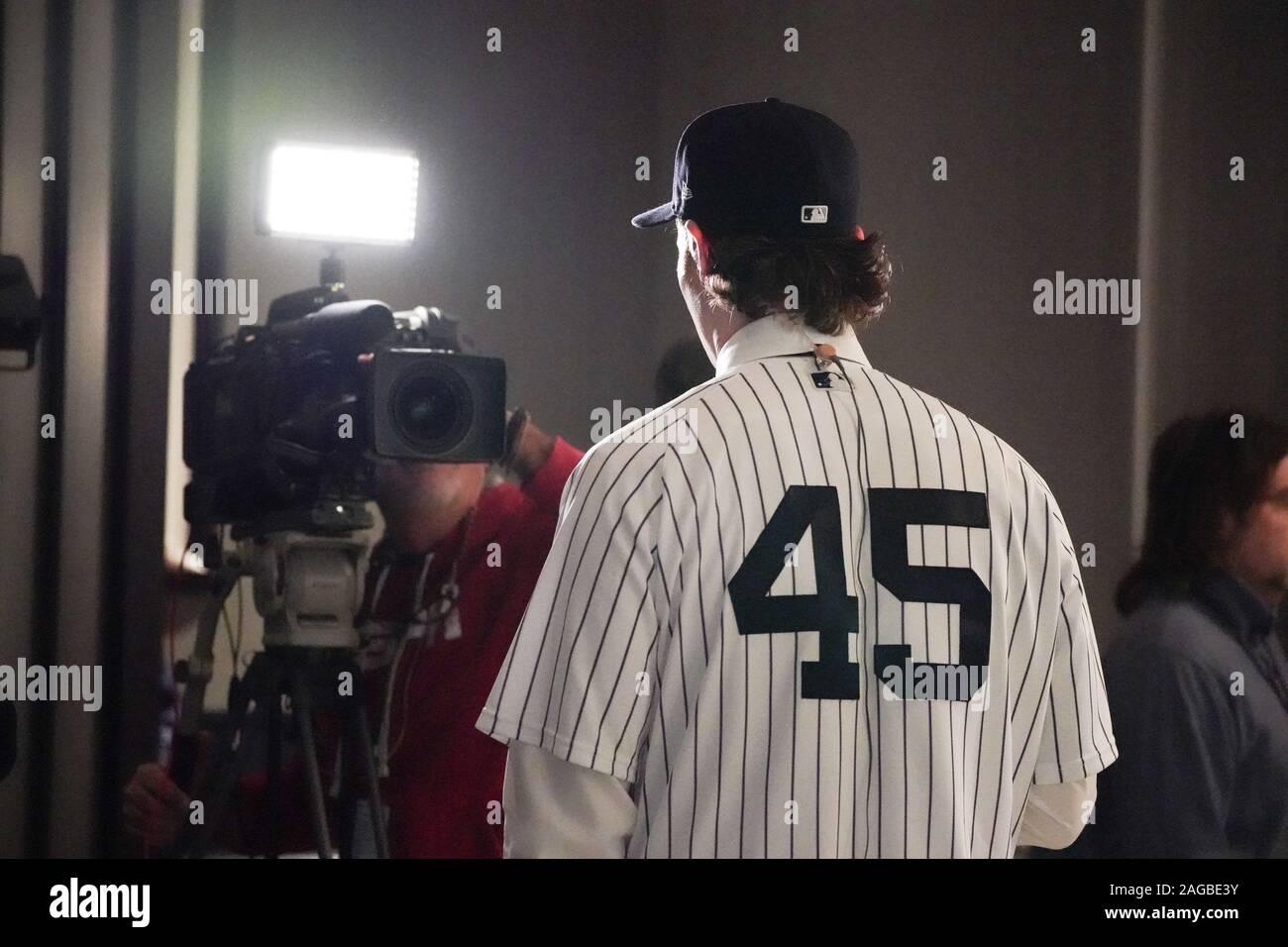 Bronx, Stati Uniti. Xviii Dicembre, 2019. Gerrit Cole parla ai media come i New York Yankees tenere una conferenza stampa di presentazione del loro nuovo $324 milioni brocca Gerrit Cole allo Yankee Stadium di New York City il Mercoledì, 18 dicembre 2019. È il più grande contratto di baseball di sempre in termini di valore medio annuo a $36 milioni. Foto di Bryan Smith/UPI Credito: UPI/Alamy Live News Foto Stock