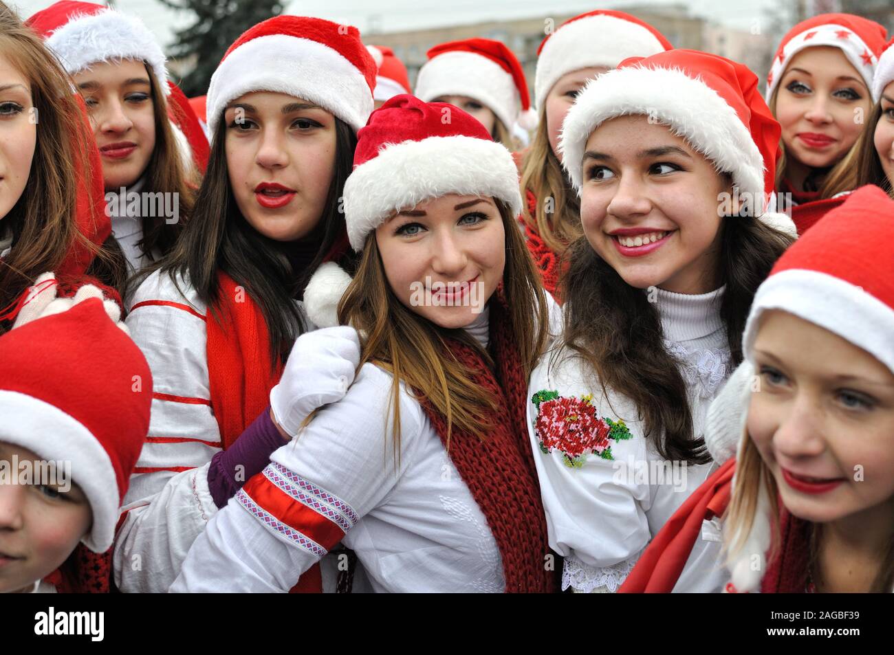 Cherkasy, Ucraina,Gennaio,14, 2014: gruppo di adolescenti vestiti da Babbo Natale ha preso parte nella città del festival di Natale Foto Stock