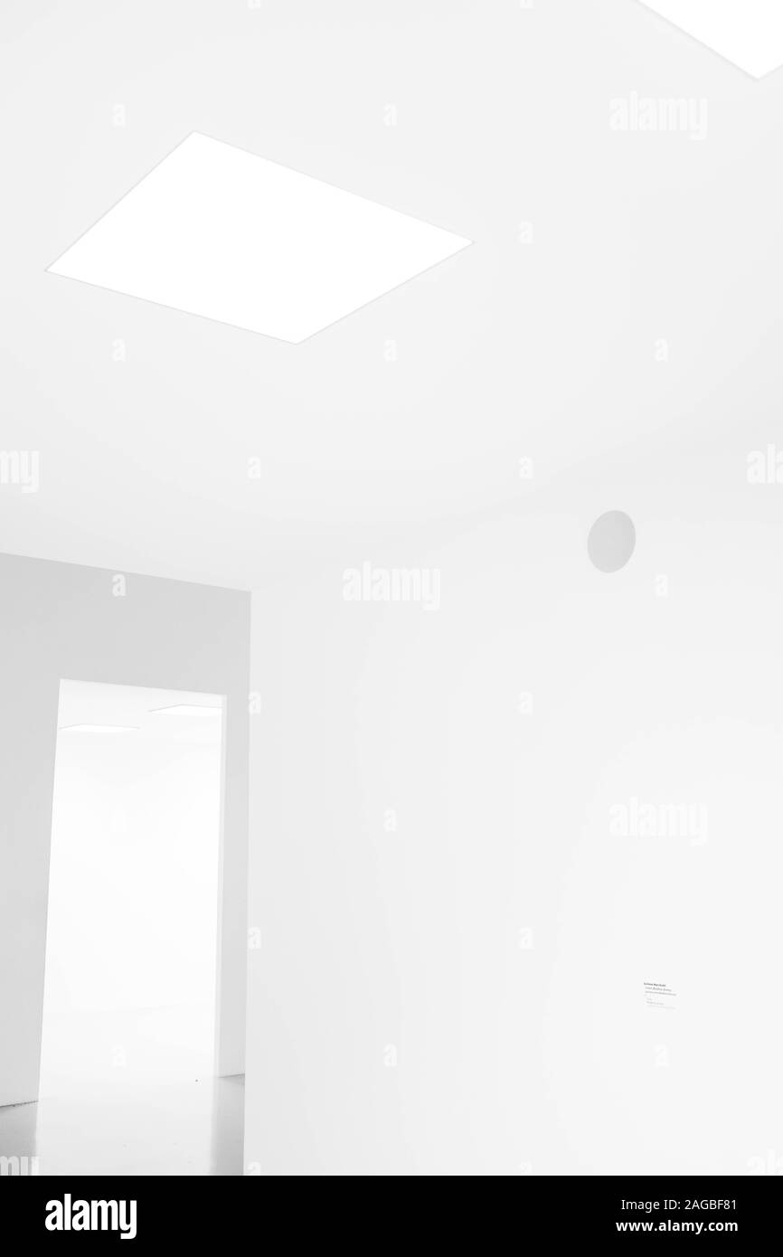 L'aspetto ad angolo basso di una camera dal design moderno con bianco luci e pareti bianche Foto Stock
