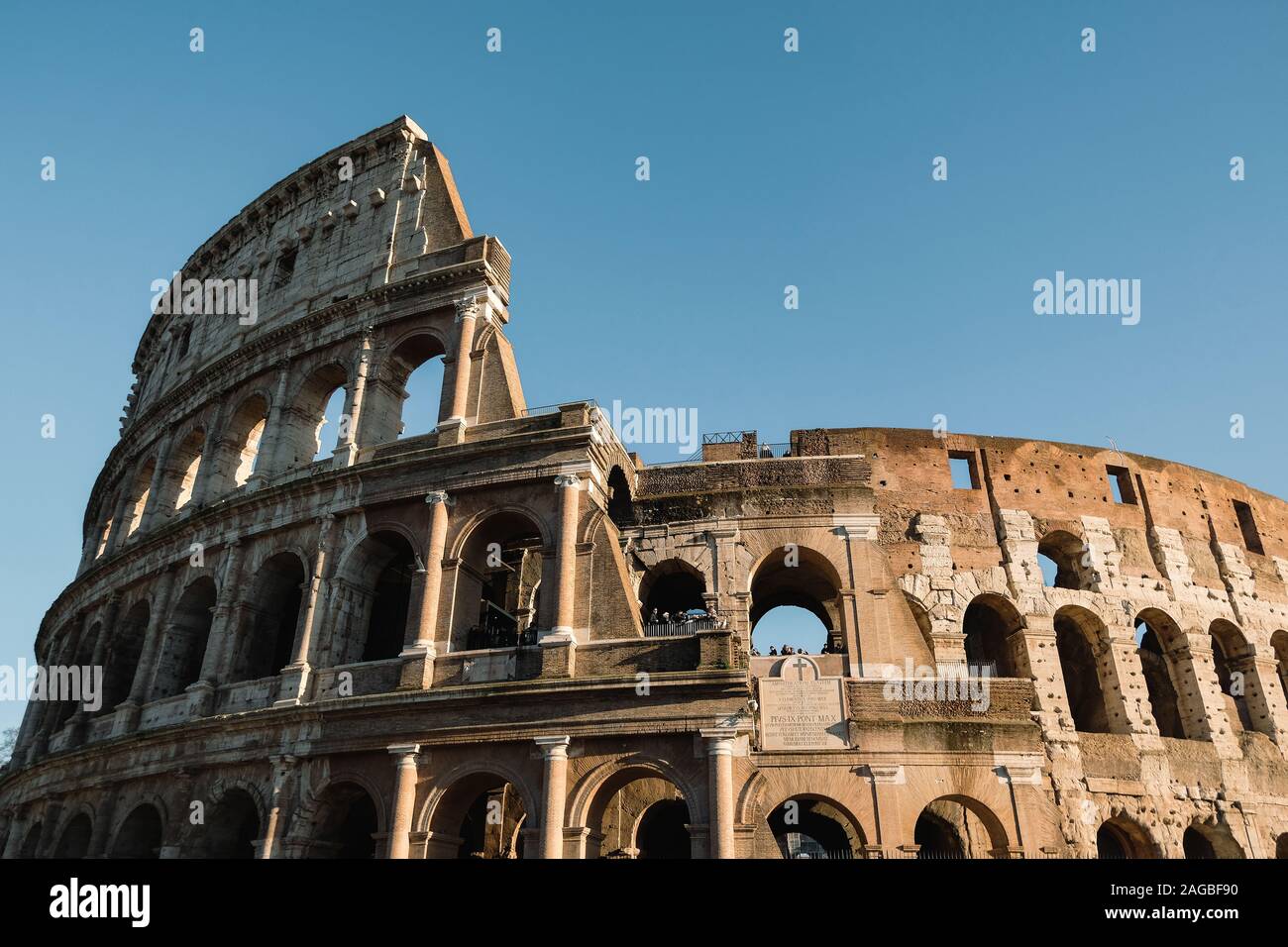 Roma, Italia - 14 dicembre 2019 : Età Imperiale Colosseo architettura facciata sul cielo turchese,persone visitatori,Roma Foto Stock