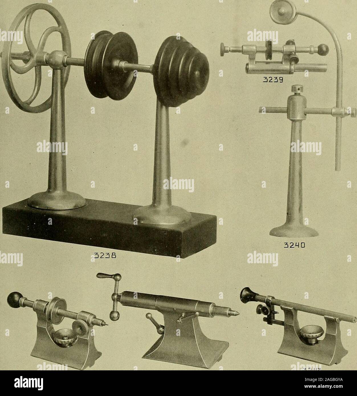 . Xx secolo catalogo delle forniture per orologiai, gioiellerie e parentado mestieri. IMl^^Hl 3237 -3236 tornio allegati. Moseley tornio Co. No. 3329. Acciaio, maschio e femmina si rastrema vuota. Maschio conico |0,15 femmina bianco .20 .08 acciaio cono vuoto, 14-in 20 %• 30 3230. Schienale conicità, piccole e grandi, ciascuno, 60 3331. Moseley cane ...1,00 3232. Chuck, per perno di centratura lucidatrice giri.. 3,00 n. 3233. Latch di indice $8.5Cf 3234. Seghe, assortiti, 3^-in 15 %-m 20 1 25 3235. Piccolo deposito o Arbor squadratura Fixture 4.00 3236. L Resto, con scanalatura (utilizzato con volto universale piastra) 1.00 3237. Archiviazione di grandi dimensioni o di Arbor S Foto Stock