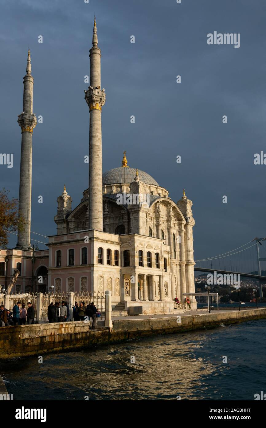 Istanbul, Turchia. Novembre 23, 2019. La Moschea Ortakoy (Ortakoy Camii). ufficialmente il Buyuk Mecidiye Camii. Lo Stretto del Bosforo Foto Stock