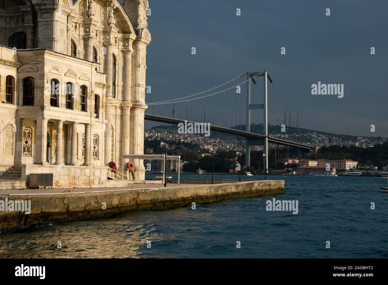 Istanbul, Turchia. Novembre 23, 2019. La Moschea Ortakoy (Ortakoy Camii) e Ponte sul Bosforo Bogazici Koprusu). Lo Stretto del Bosforo Foto Stock