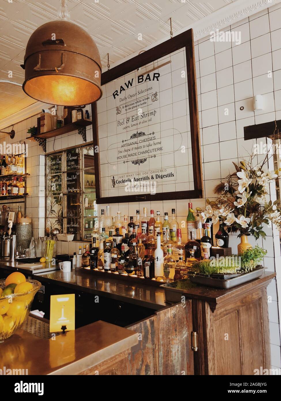 AUSTIN, STATI UNITI - Luglio 19, 2019: rustico in legno hipster bancone bar di Austin in Texas Foto Stock