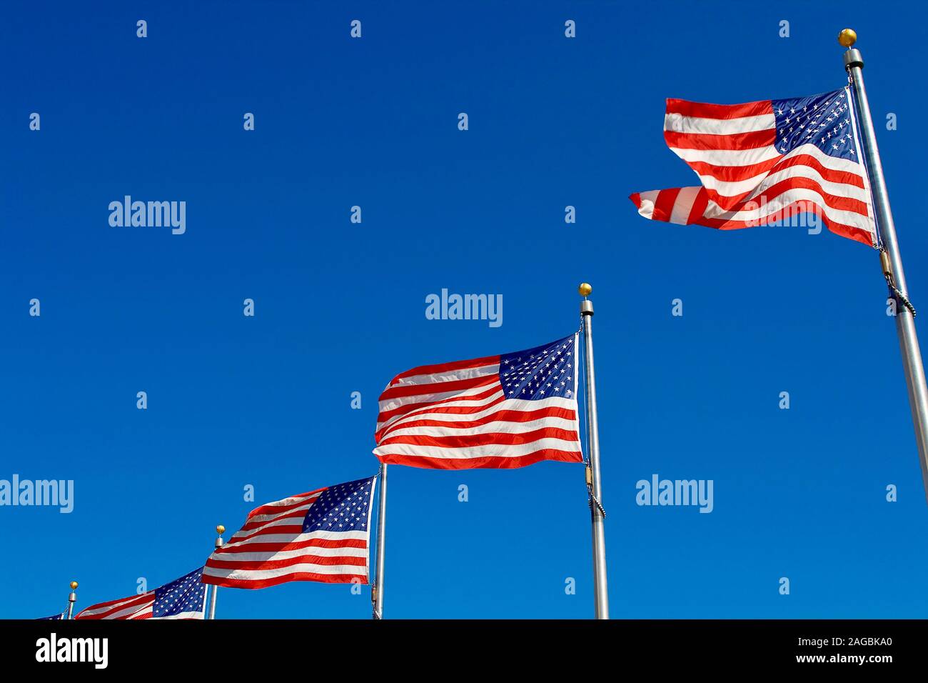 Bandierine americane contro un profondo cielo blu al Monumento di Washington Foto Stock
