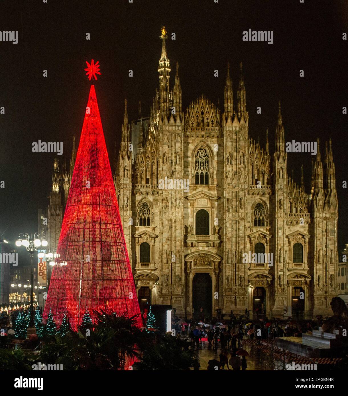 Milano Italia 17 Dicembre 2019: albero di Natale illuminato con un basso consumo energetico lampadine in Piazza del Duomo Foto Stock