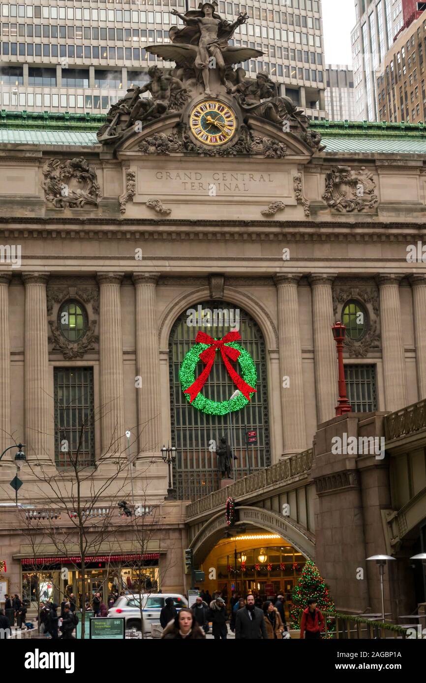 L'entrata est della 42nd Street al Grand Central Terminal e' decorata con Holiday Wreath, New York City, USA 2019 Foto Stock
