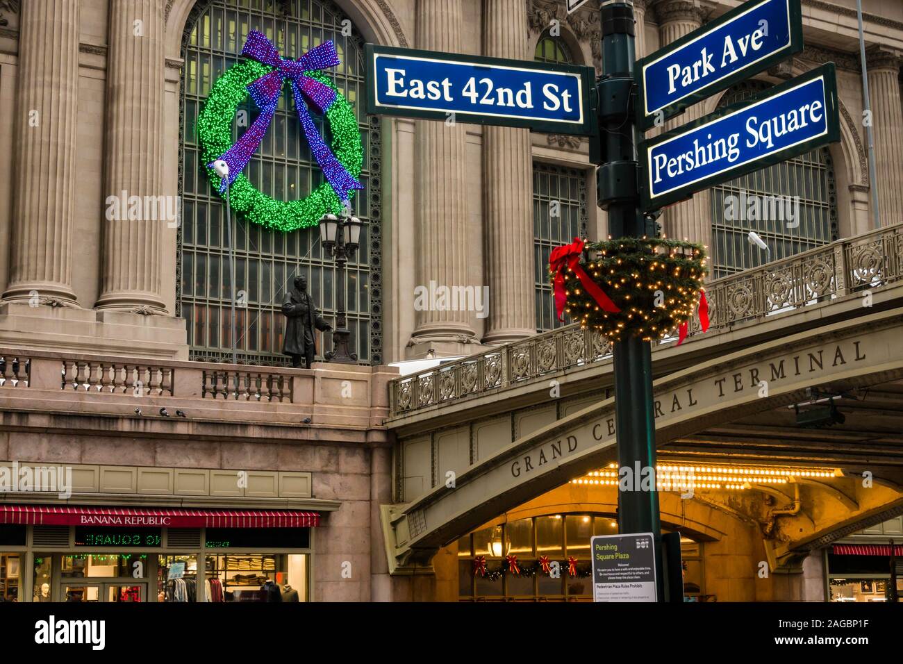 Le indicazioni stradali e le luci di vacanza al Grand Central Terminal e Pershing Square NYC Foto Stock