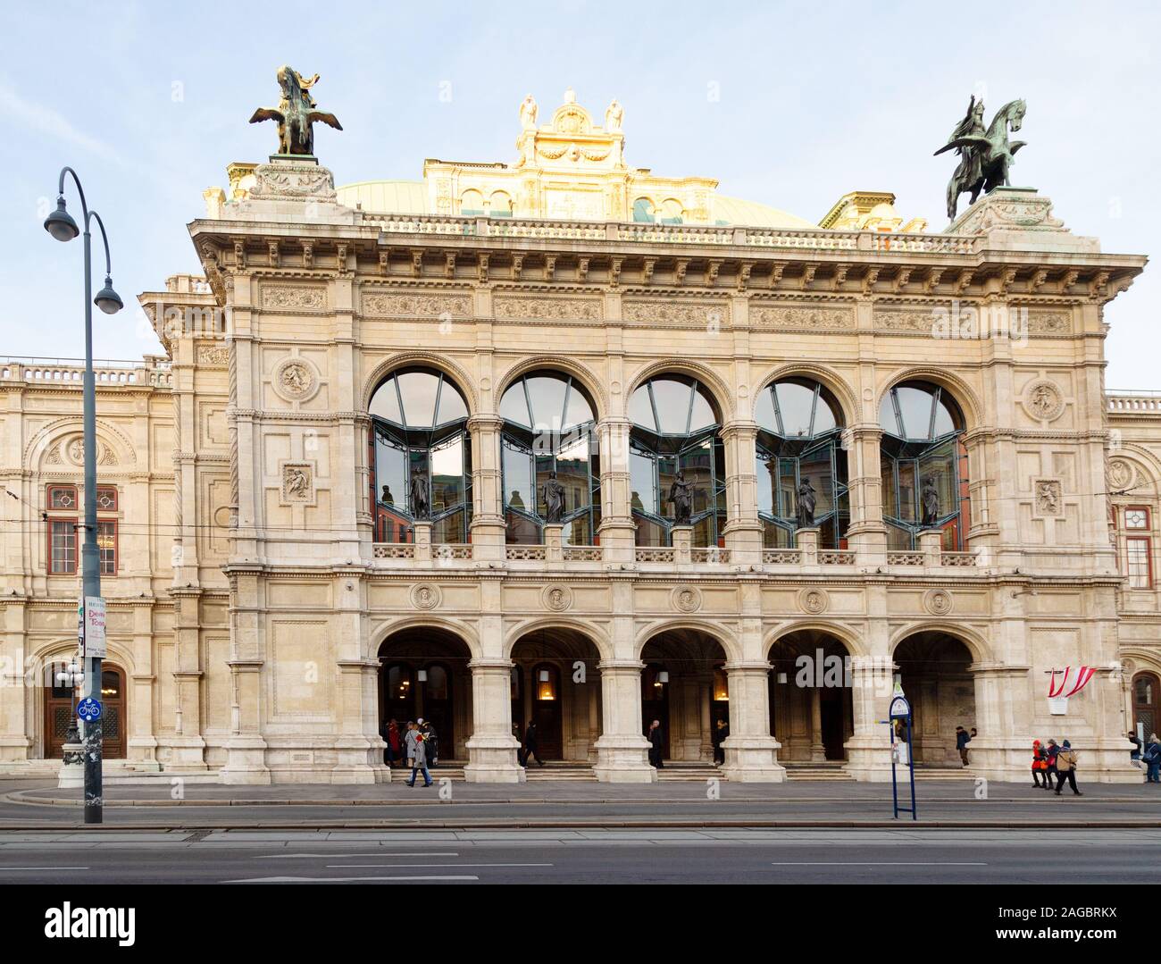 L'esterno del Teatro dell'Opera di Vienna; centro di Vienna, Vienna Austria Europe Foto Stock