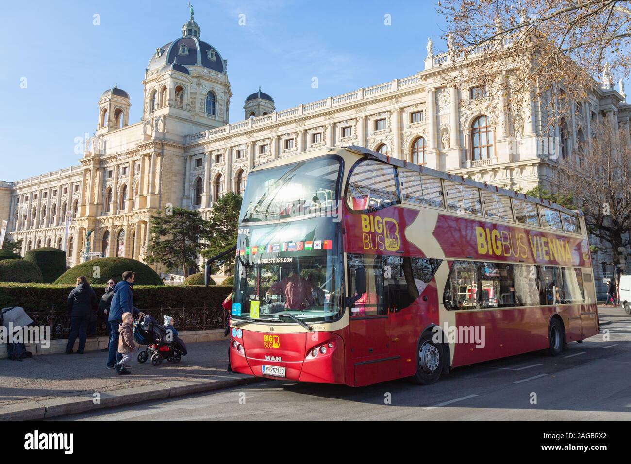 Tour del Big Bus di Vienna; tour della città in autobus fuori dal Museo di Storia Naturale, Piazza Maria Theresa, centro città; Vienna Austria Europe. Foto Stock