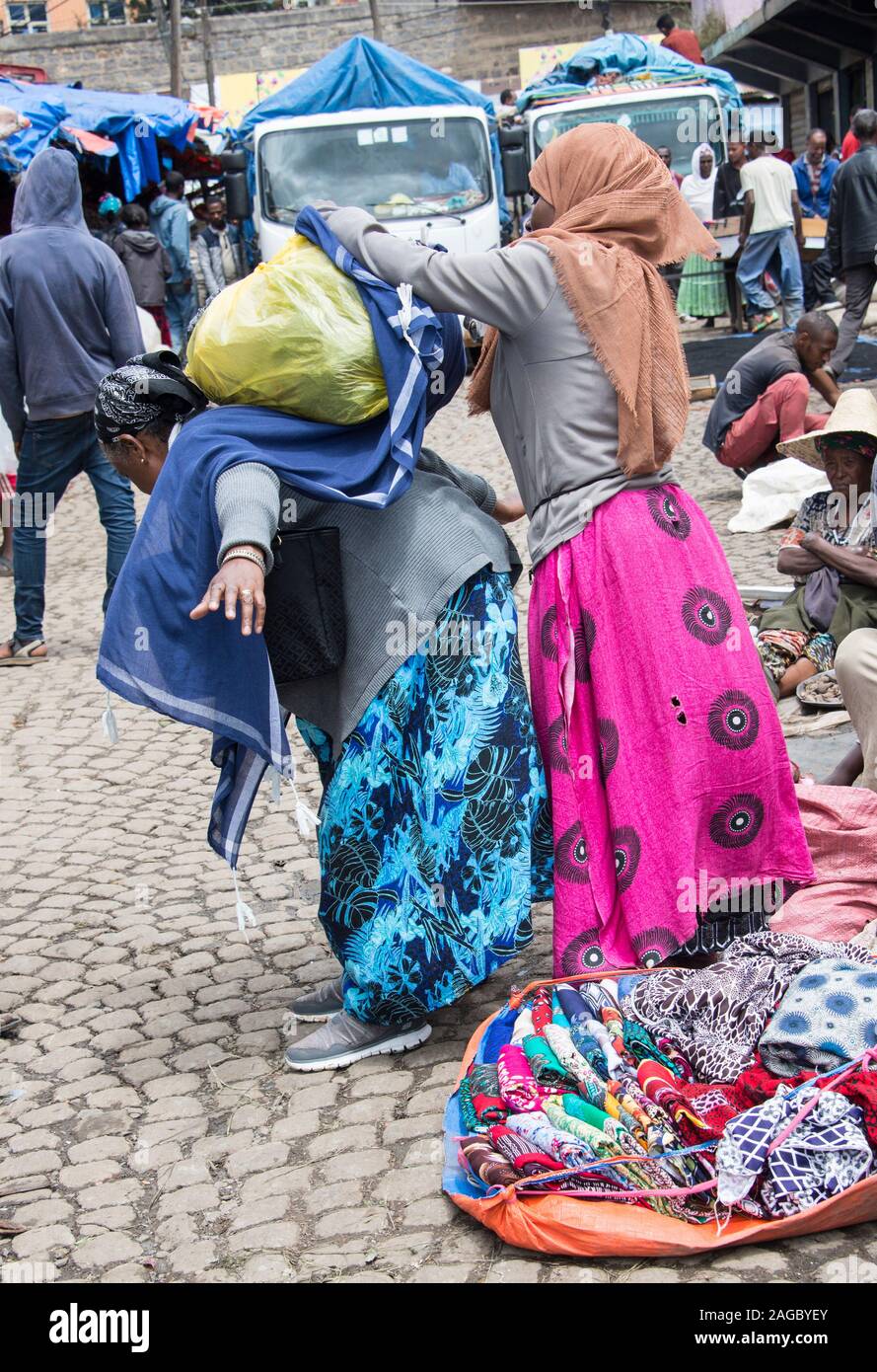 Due tradizionali donna etiope nel mercato Merkato ad Addis Abeba in Etiopia centrale che è la più grande all'aperto mercato Open-Air in Africa che Foto Stock