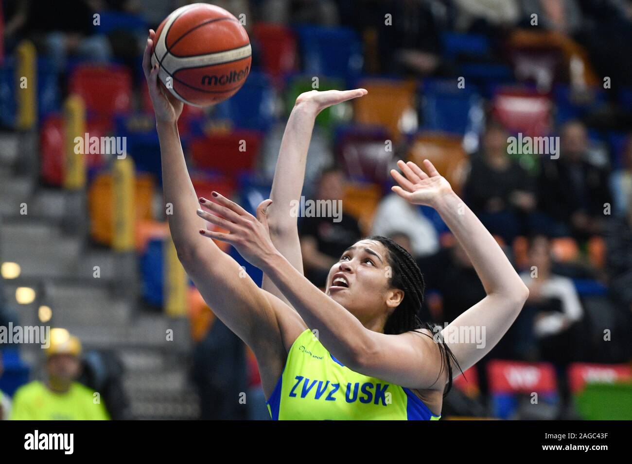 Brionna Jones di USK in azione durante le donne del basket Campionato Europeo ottavo round group un match USK Praha vs TTT Riga a Praga Repubblica Ceca, Dicembre 18, 2019. (CTK foto/Michal Kamaryt) Foto Stock