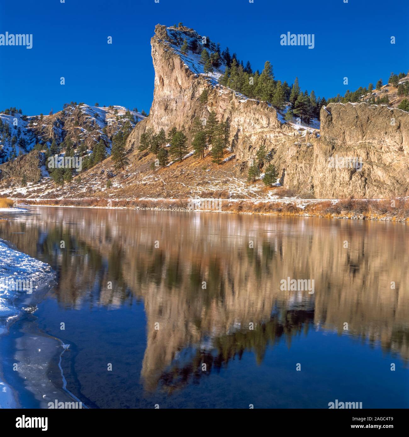 Fiume Missouri in inverno sotto nonostante collina vicino craig, montana Foto Stock
