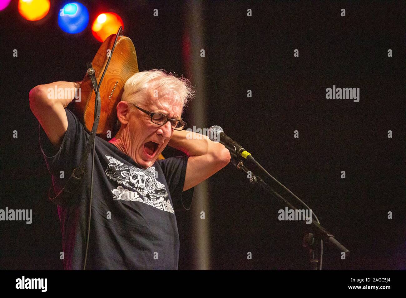 Bill Kerchin solleva la sua chitarra dietro il suo capo presso il National Folk Festival 2019 a Salisbury, Maryland, Stati Uniti d'America Foto Stock