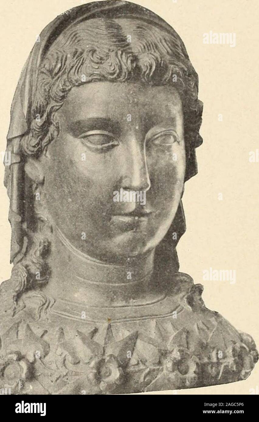 . Objets d'art et de haute curiosité de l'antiquité, du Moyen Age et de la Renaissance. N 8o3. 807 - Buste de femme, bois. Le personnage est représenté de face, les cheveuxlongs divisés sur le front, retombant sur les épaules et à demi-recouvertsdun voile. Autour du buste sculptée est une guirlande de lierre sur laquellese relèvent, de place en place des fleurettes. Arte français, fin du xv- siècle. Haut, 35 cent. - ,34 - 808 - frammenti QuATRK dc darchitecture dccoration gothique, en bois de poi-rier :"feuille, cul-de-lampe modèle de voluta, modèle de trois chapiteaux decolonnettes engagée Foto Stock