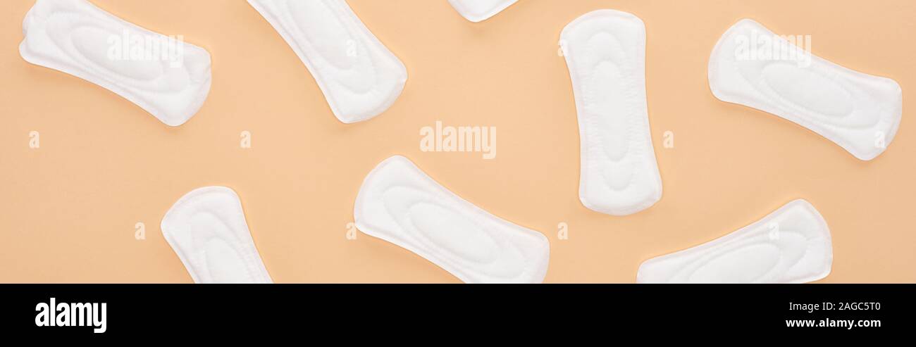 Modello senza cuciture in cotone bianco assorbenti igienici isolati su beige, scatto panoramico Foto Stock