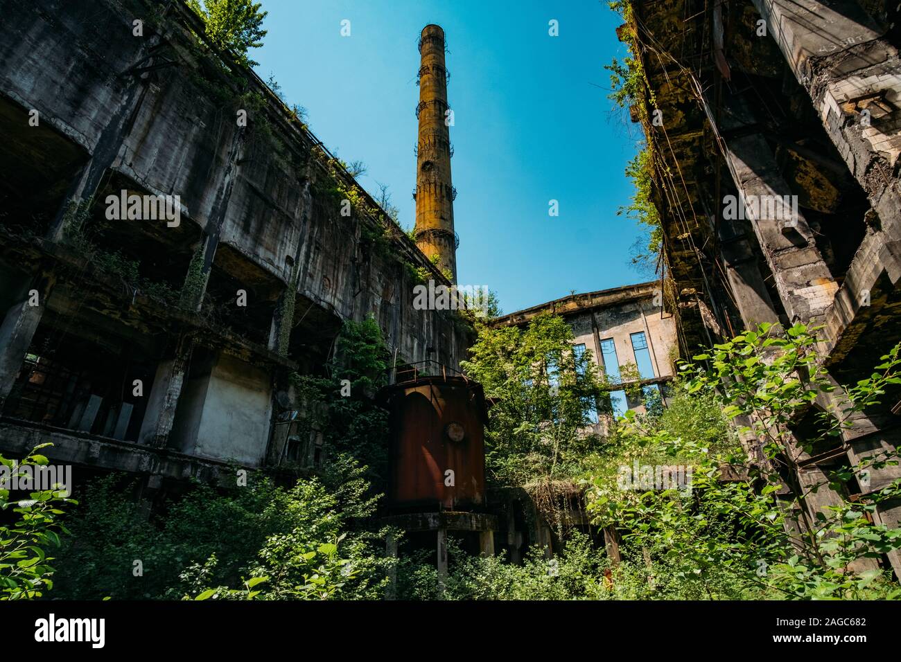 Rovine ricoperta di edilizia industriale. Abbandonata, distrutta dalla guerra power plant in Tkvarcheli Tquarhcal, Abkhazia, Georgia. Foto Stock