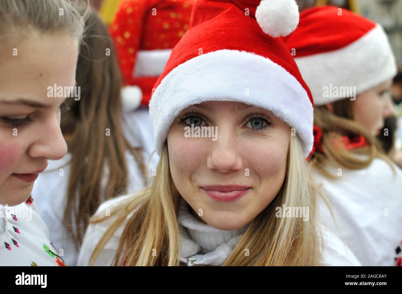 Cherkasy, Ucraina,Gennaio,14, 2014: gruppo di adolescenti vestiti da Babbo Natale ha preso parte nella città del festival di Natale Foto Stock