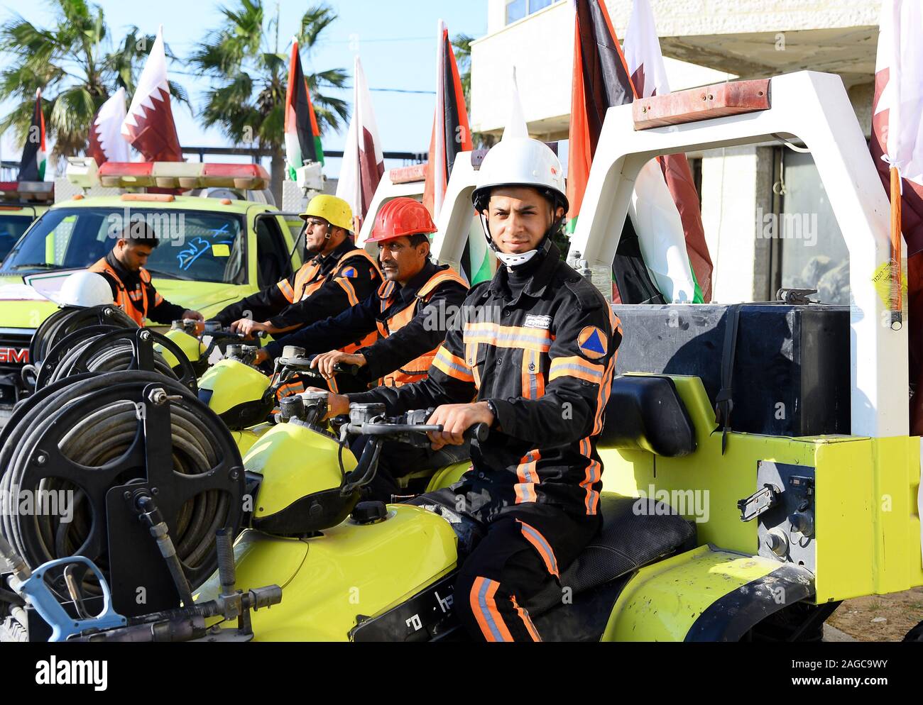 La striscia di Gaza. Xviii Dicembre, 2019. Vigili del fuoco palestinese sono visti durante una cerimonia per consegnare vigili del fuoco e ambulanza veicoli nella Striscia di Gaza, a Dic. 18, 2019. Le autorità israeliane hanno consentito il martedì la spedizione di 24 veicoli utilizzati per la difesa civile nella Striscia di Gaza per la prima volta dal 2007, i funzionari di Gaza detto. Credito: Rizek Abdeljawad/Xinhua/Alamy Live News Foto Stock
