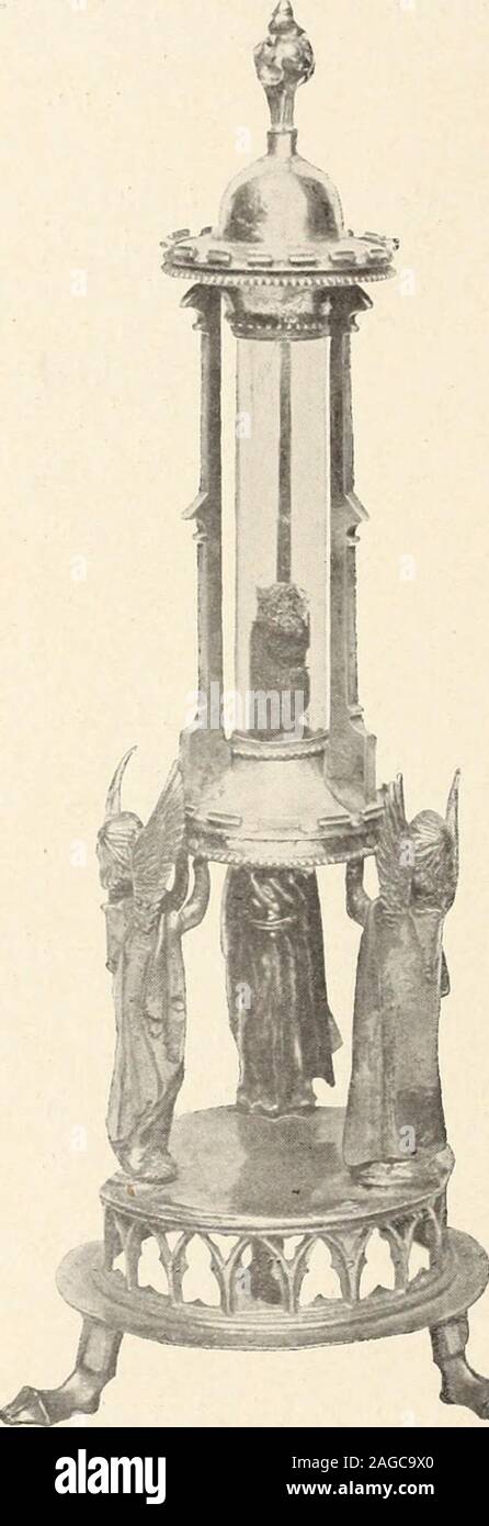 . Objets d'art et de haute curiosité de l'antiquité, du Moyen Age et de la Renaissance. 661 - Reliquaire en argent et cuivredoré. Sur une base portéepar circulaire quatre pieds terminés par desgriffes, et ornée darcatures gothiquesse dressent trois figure danges de-bout en bronze doré supportant unreliquaire en argent, de forme cylin-drique, accompagné de trois con-treforts auxquels une terrasse créne-lée sert de couronnement. Onu estfixé épi sur la petite coupole qui terminecet édifice darchitecture. La reliqueest insérée dans un verre cylindriqueplacé entre les trois contreforts, xv siècle Foto Stock