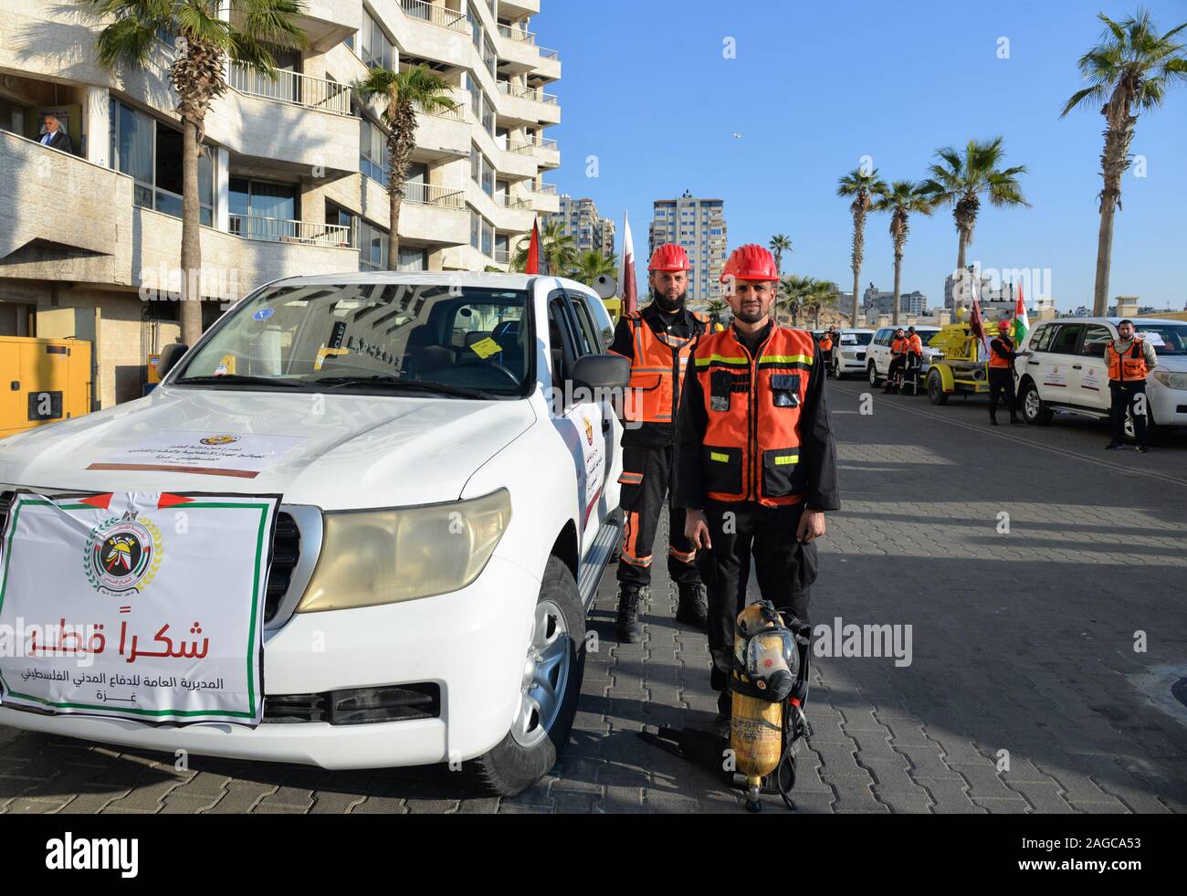 La striscia di Gaza. Xviii Dicembre, 2019. Vigili del fuoco palestinese sono visti durante una cerimonia per consegnare vigili del fuoco e ambulanza veicoli nella Striscia di Gaza, a Dic. 18, 2019. Le autorità israeliane hanno consentito il martedì la spedizione di 24 veicoli utilizzati per la difesa civile nella Striscia di Gaza per la prima volta dal 2007, i funzionari di Gaza detto. Credito: Rizek Abdeljawad/Xinhua/Alamy Live News Foto Stock