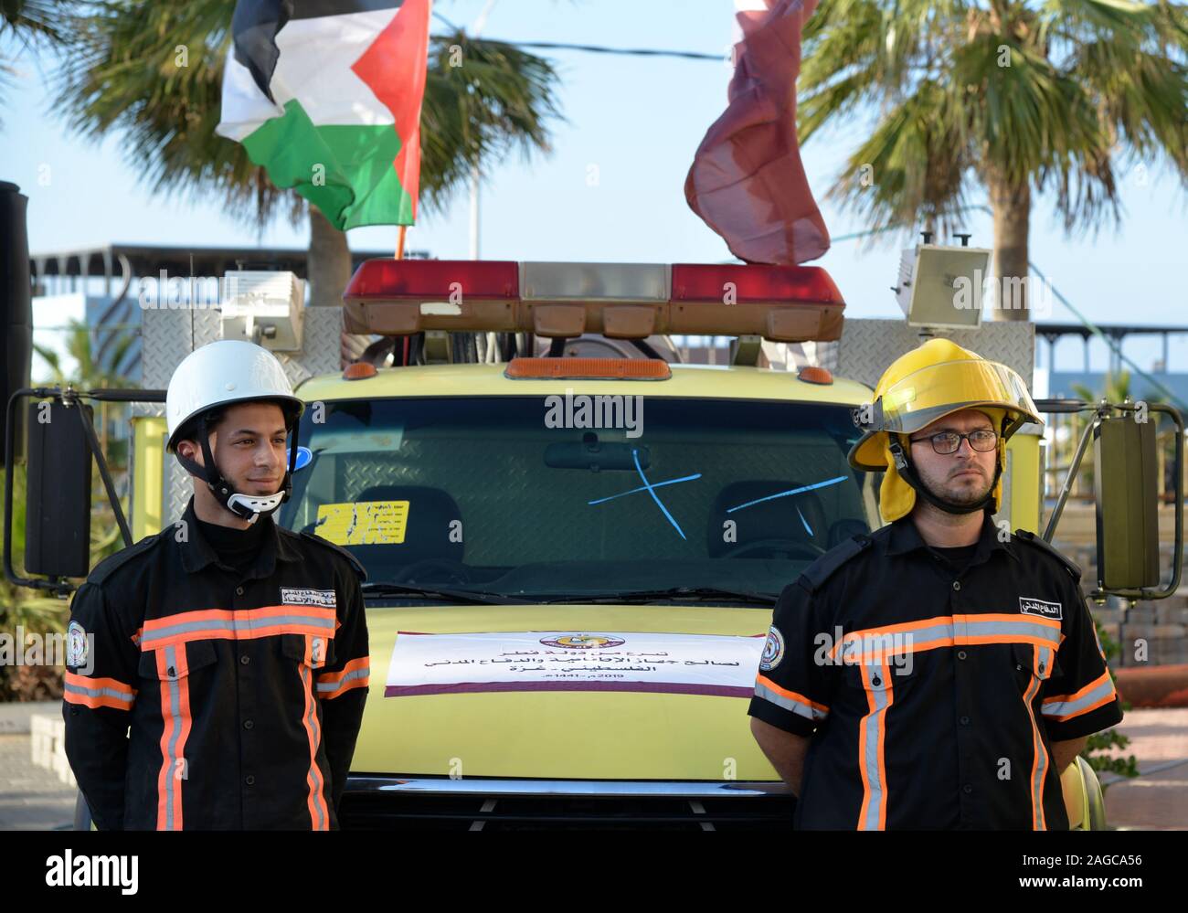La striscia di Gaza. Xviii Dicembre, 2019. Vigili del fuoco palestinese sono visti durante una cerimonia per consegnare vigili del fuoco e ambulanza veicoli nella Striscia di Gaza, a Dic. 18, 2019. Le autorità israeliane hanno consentito il martedì la spedizione di 24 veicoli utilizzati per la difesa civile nella Striscia di Gaza per la prima volta dal 2007, i funzionari di Gaza detto. Credito: Rizek Abdeljawad/Xinhua/Alamy Live News Foto Stock