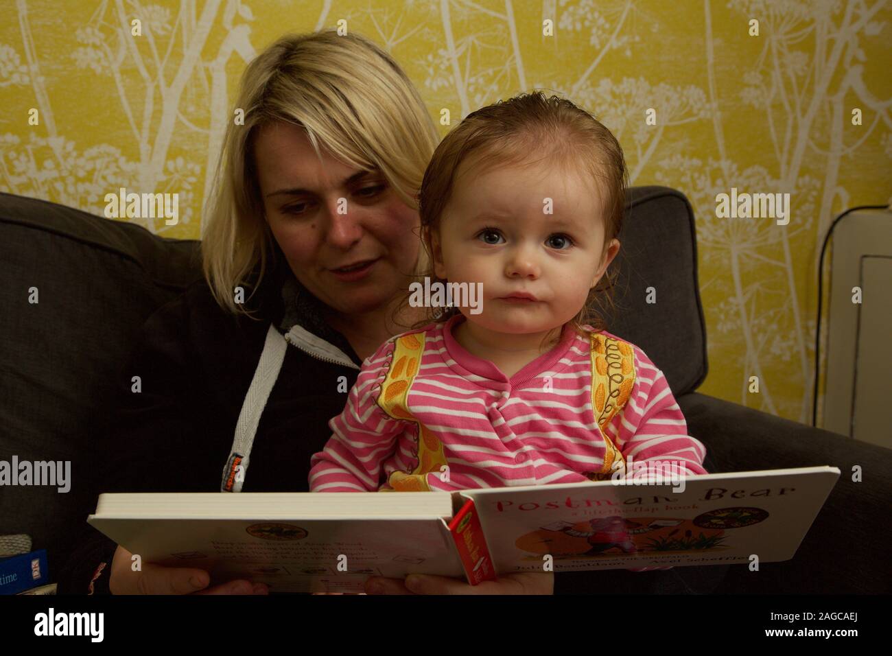 Lettura del Padre per il suo bambino. Regno Unito Foto Stock