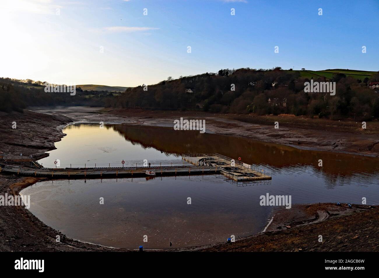 Il drenato e svuotare il serbatoio Toddbrook a Whaley Bridge sembra bello nel sole invernale. Il serbatoio è stato svuotato dopo un guasto di stramazzo. Foto Stock