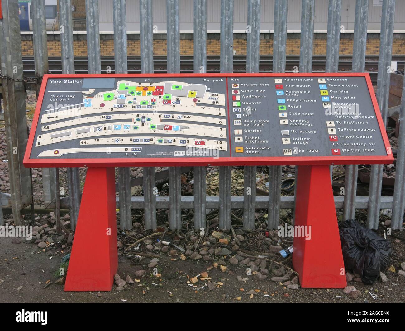 Una sensazione tattile wayfinding guida e mappa di York stazione ferroviaria con il braille e i simboli in rilievo per aiutare i non vedenti. Foto Stock