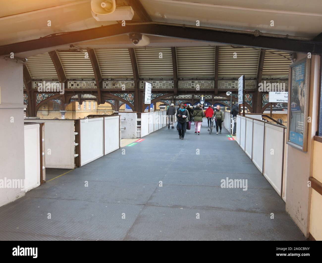 Vista del sovraccarico di passerella pedonale che attraversa le linee ferroviarie e collega le piattaforme presso la stazione ferroviaria di York. Foto Stock