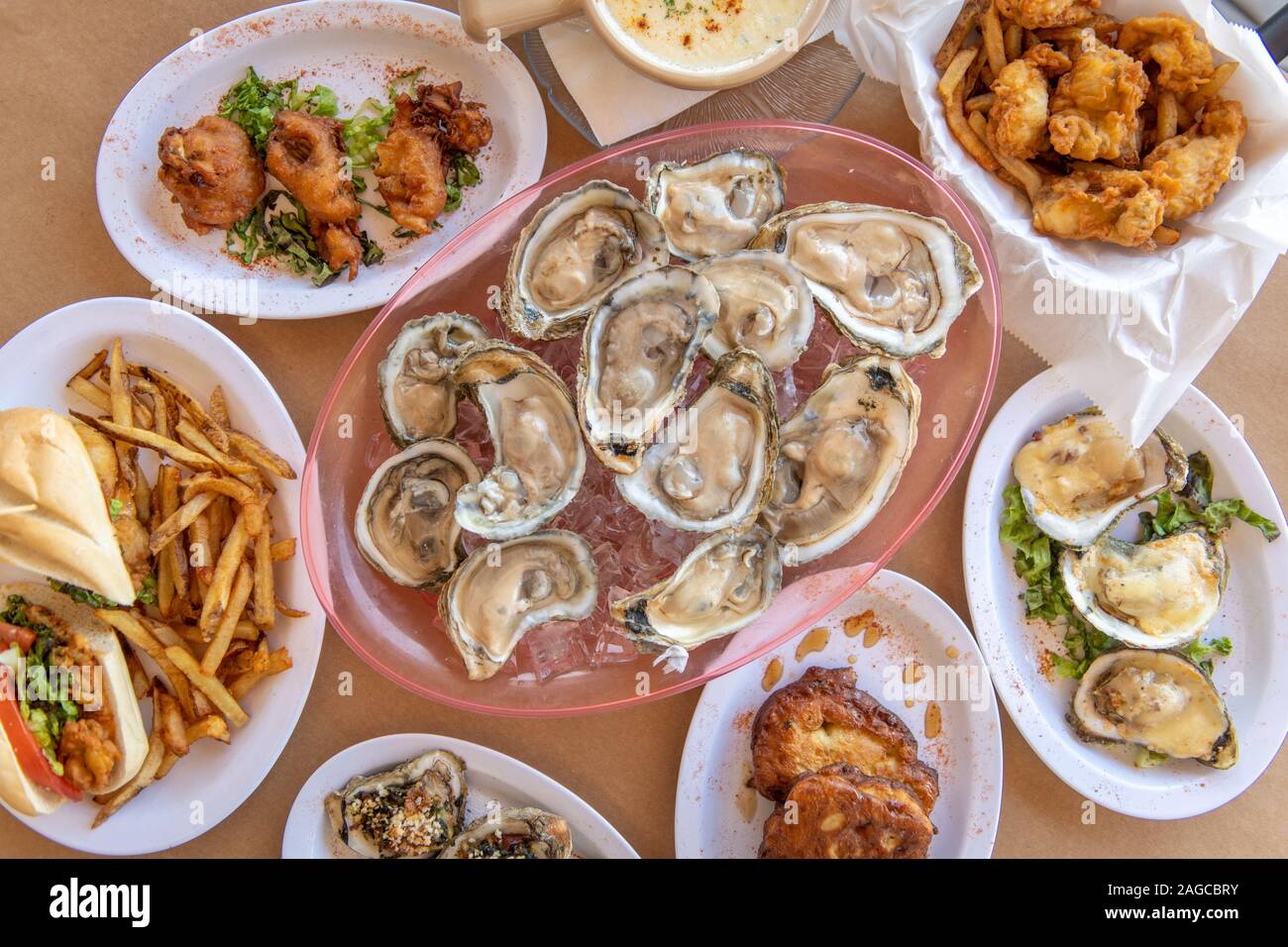 Materie ostriche serviti tra una varietà di altri prodotti del mare , Chesapeake Beach, Maryland, Stati Uniti d'America Foto Stock
