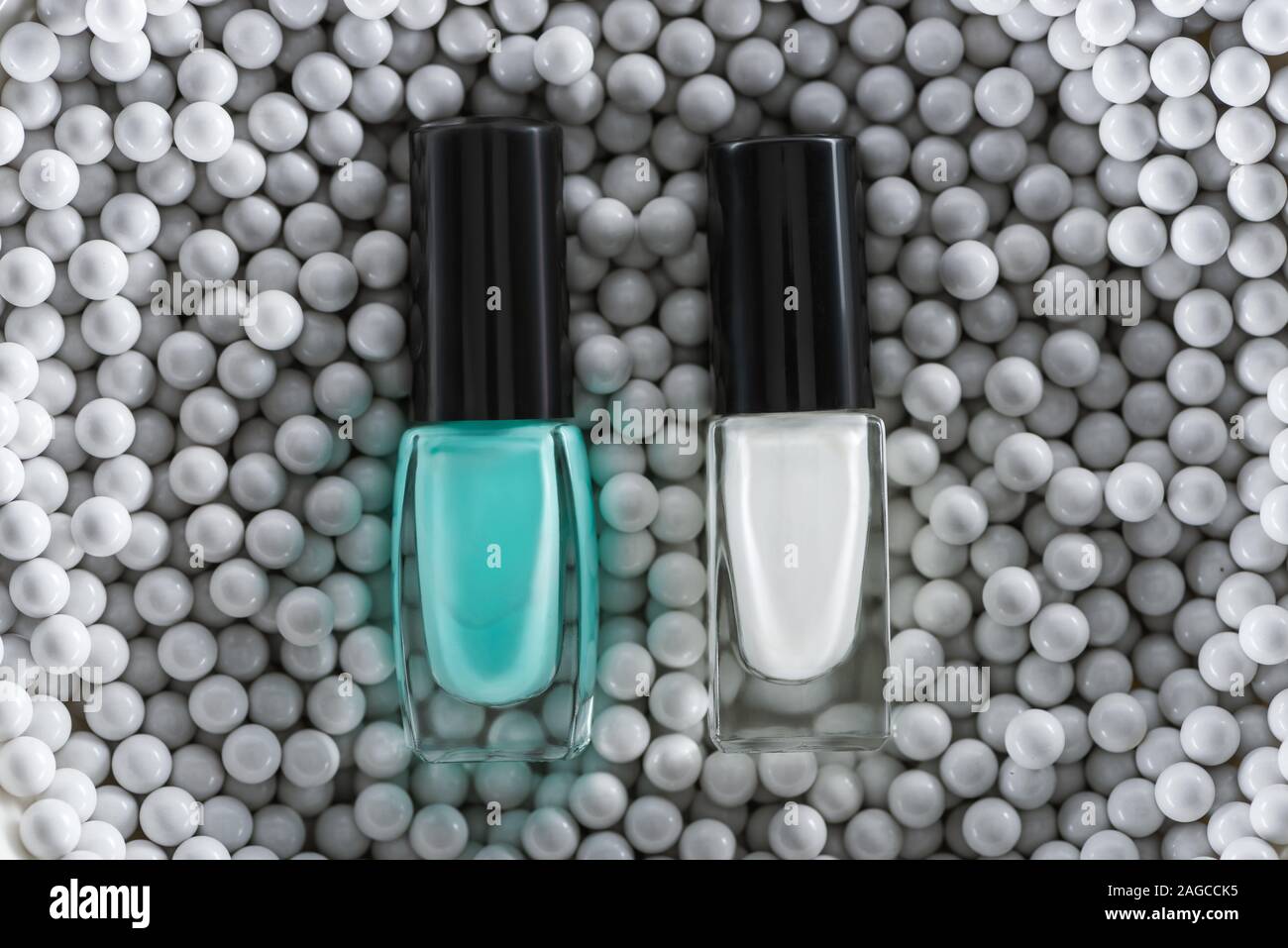 Vista superiore del bianco e del blu per unghie in bottiglie in grigio perle decorative Foto Stock