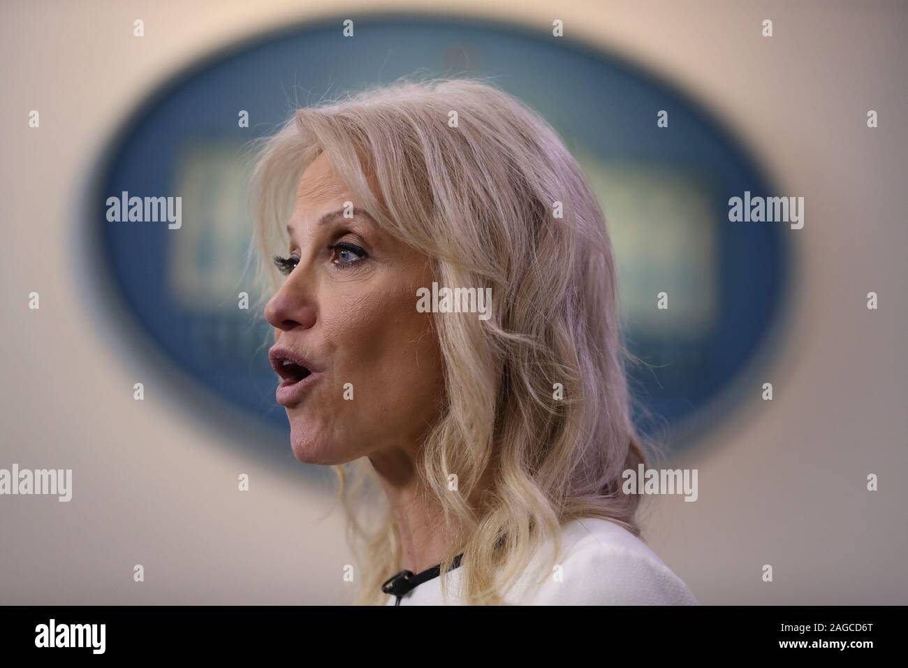 Washington DC, Stati Uniti d'America. 18 dic 2019. Consigliere del Presidente, Kellyanne Conway parla con i membri dei media nel Brady Press Briefing Room su dicembre 18, 2019 a Washington, DC. (Foto di Oliver Contreras/SIPA USA) Credito: Sipa USA/Alamy Live News Foto Stock