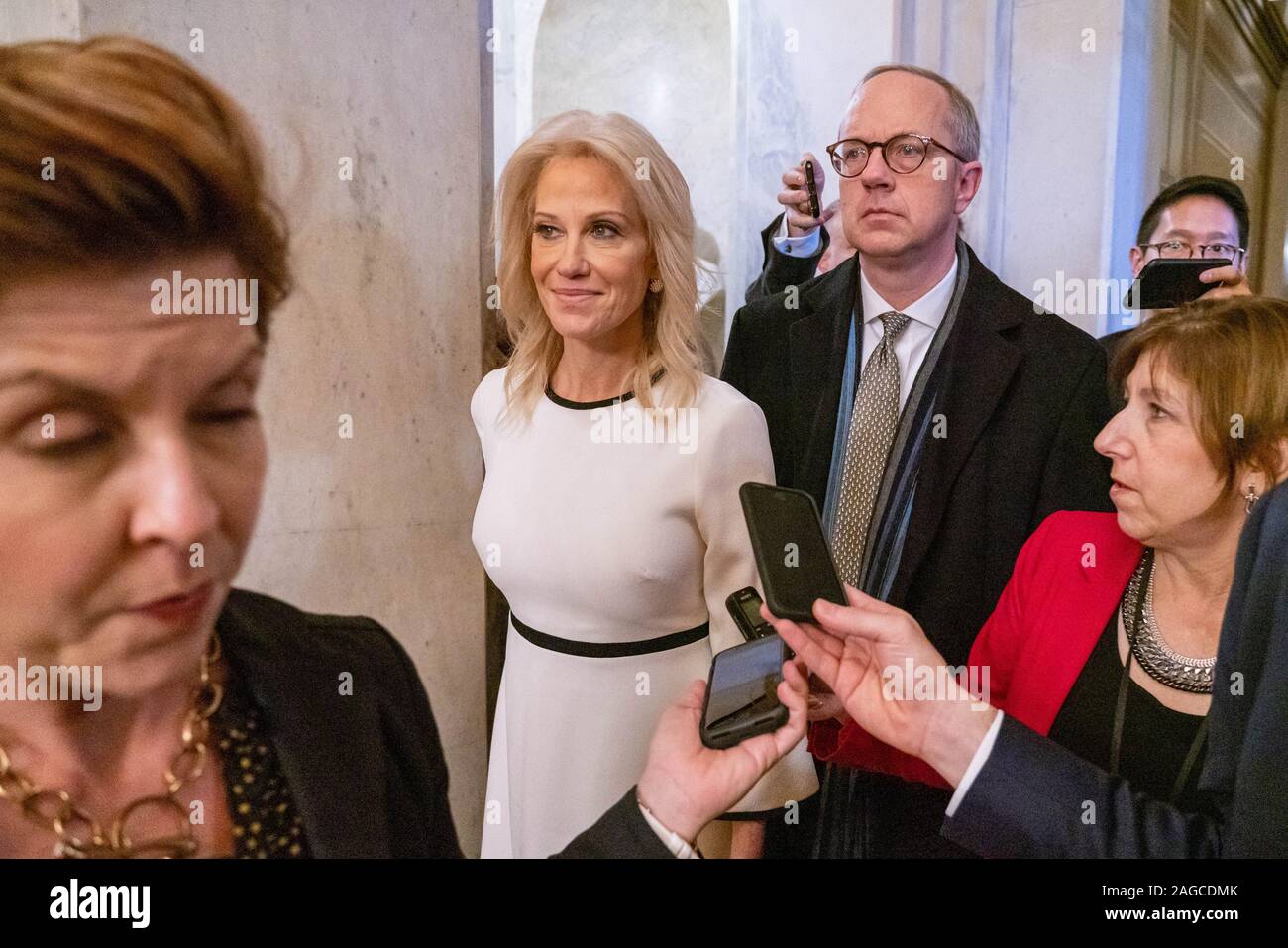 Kellyanne Conway, senior advisor per Stati Uniti Presidente Donald Trump si diparte Capital Hill dopo aver partecipato al pranzo repubblicano dic. 18, 2019, Washington DC. Presidente Trump sarà il quarto presidente americano rivolta verso l impeachment. Il presidente è accusato di ostruzione del Congresso e abuso di potere. Photo credit: Ken Cedeño/Sipa USA Foto Stock