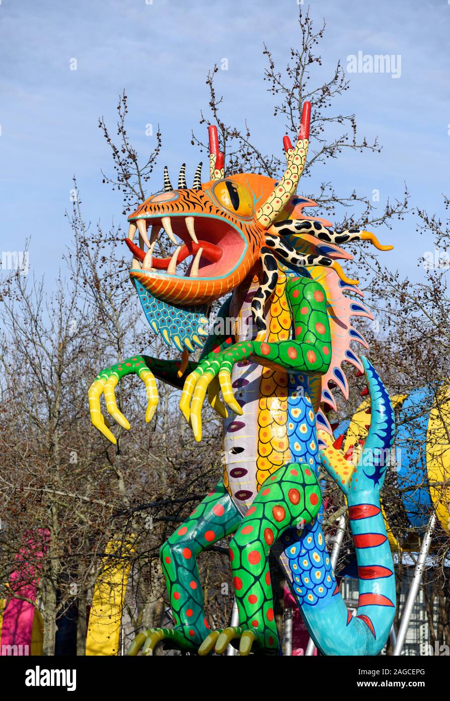 Arte popolare messicana vivacemente colorato scultura di fantastiche creature chiamato 'Alebrijes' sono esposti nel Parc de la Villette a Parigi, Francia. Foto Stock