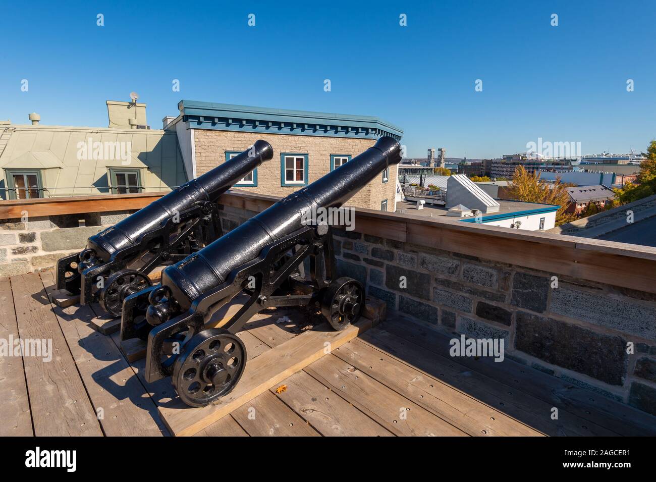 Quebec City, CA - 5 Ottobre 2019: cannoni sulla difensiva le mura della vecchia città di Québec Foto Stock