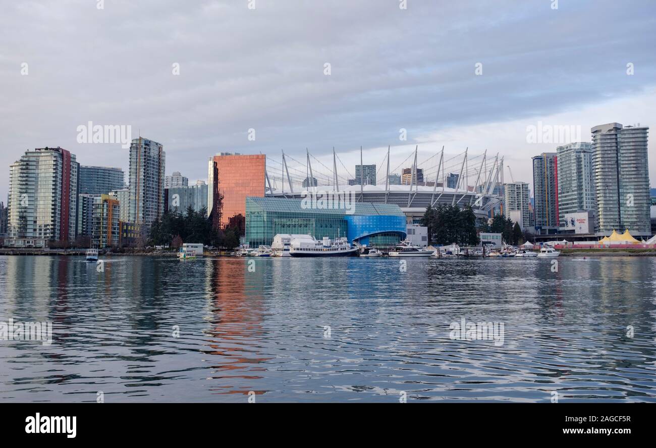 BC Place, uno stadio sportivo e degli eventi che si affaccia su False Creek nel centro cittadino di Vancouver, BC, Canada Foto Stock