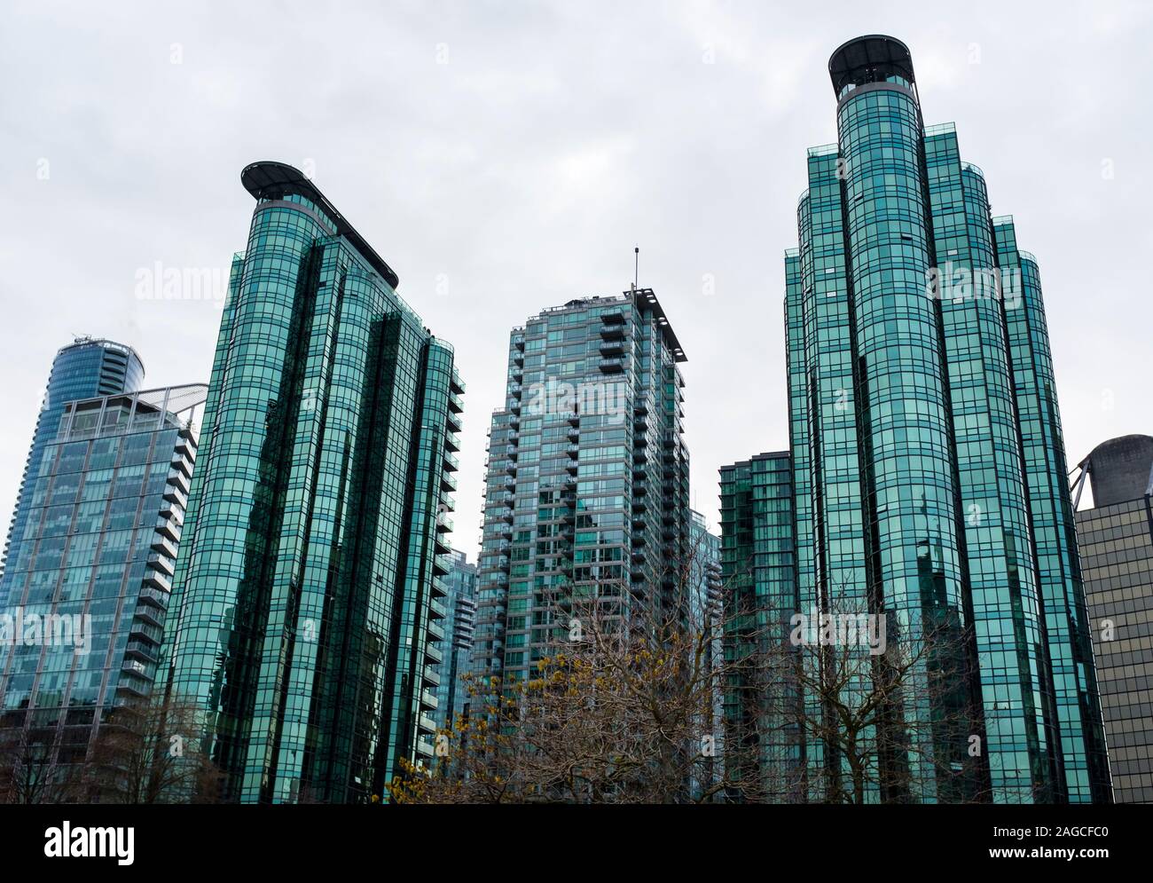 Condominio di lusso che si affaccia su torri di Coal Harbour su un nuvoloso inverno mattina, in Vancouver, British Columbia Foto Stock